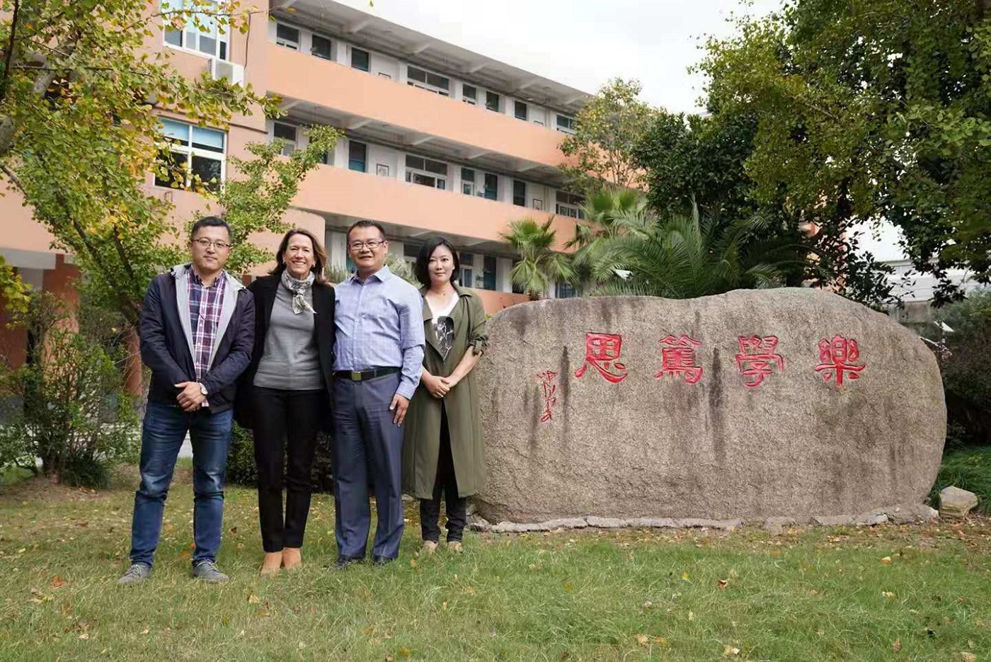 08圣多明尼哥中學(xué)國際招生部副主任Colleen Bertiglia前往上海周浦育才學(xué)校參觀.jpeg